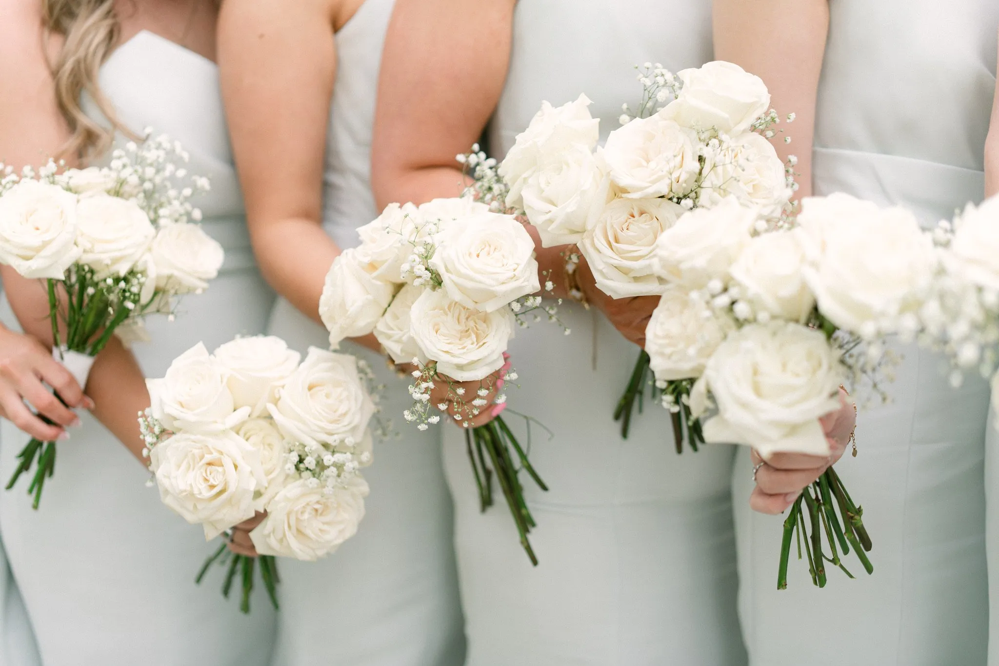 Table setting with white florals