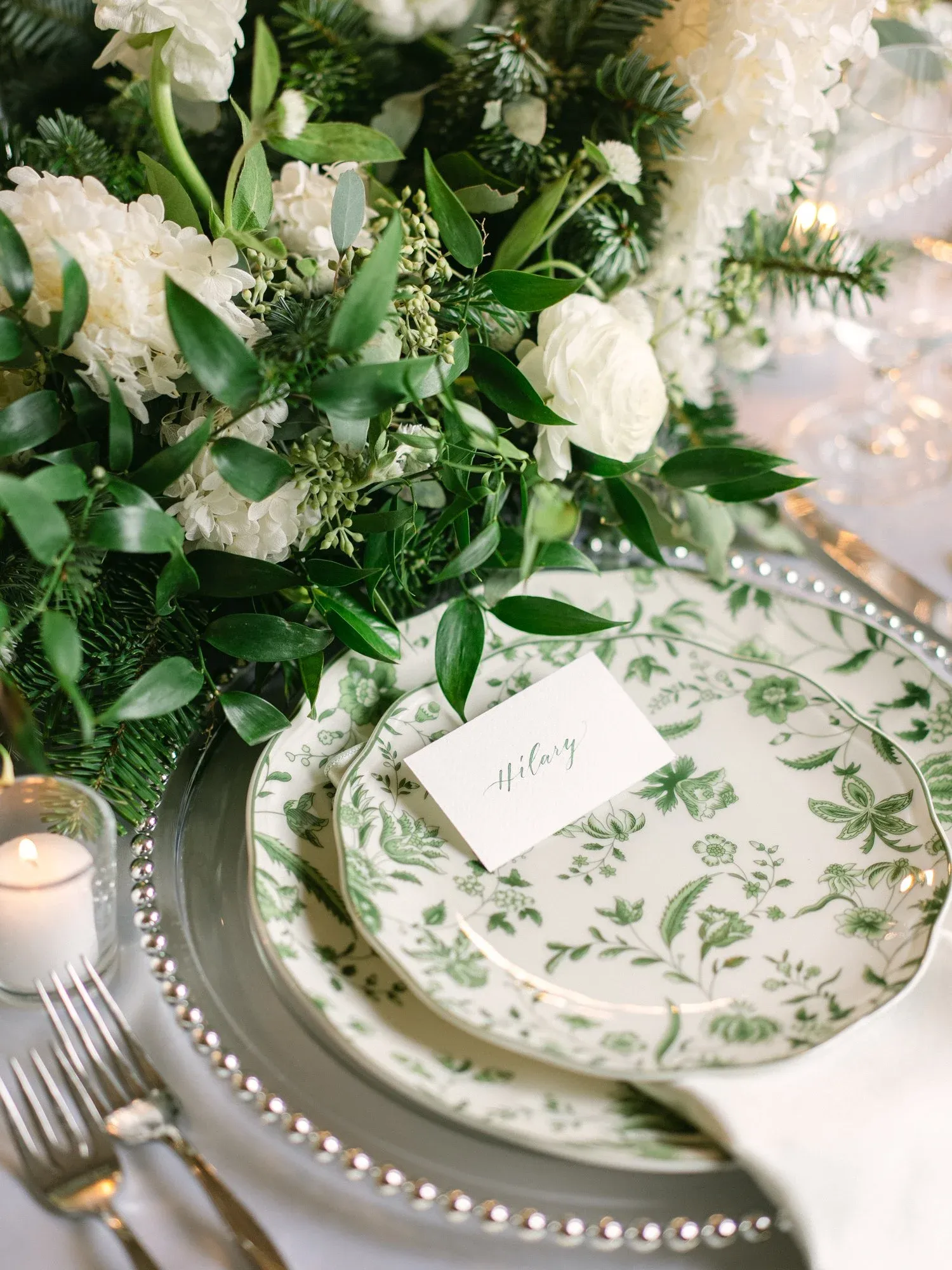 L'Esprit wedding place setting with white florals and greenery